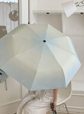 蓝色渐变防晒防紫外线三折伞8骨雨伞黑胶遮阳伞学生专用便携手动