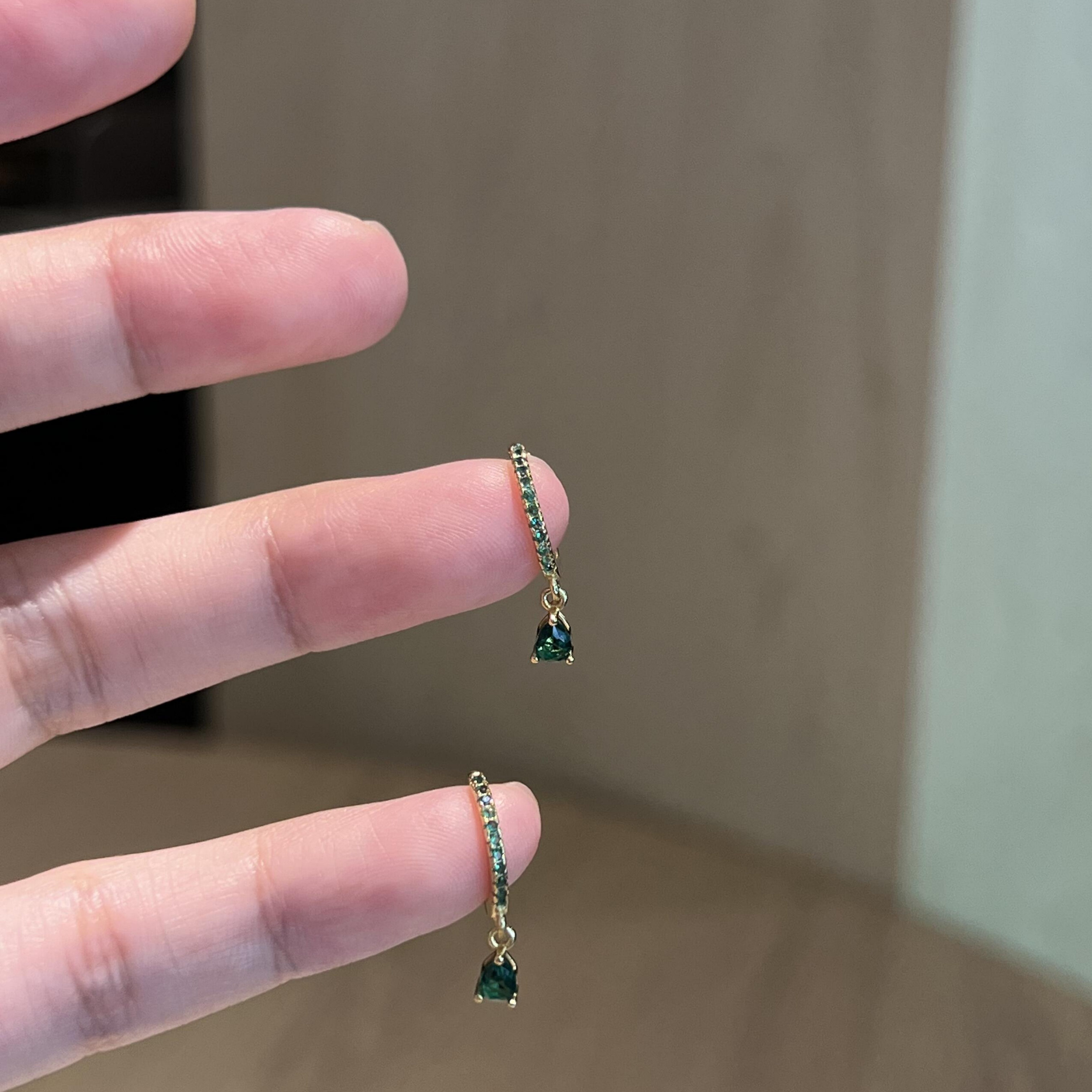 爆闪祖母绿水滴耳环2025新款爆款高级感耳扣耳钉轻奢精致气质耳饰