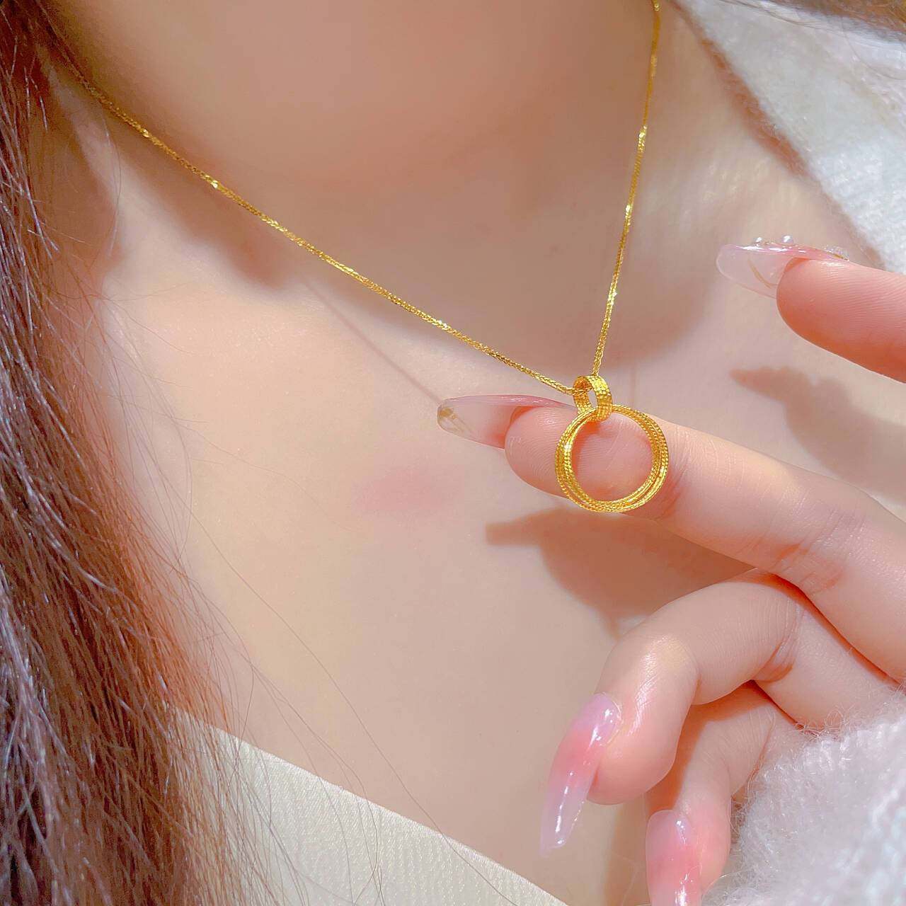 黄金色丝丝圈圈吊坠简约莫比乌斯项链女新爆款小众百搭时尚链子女