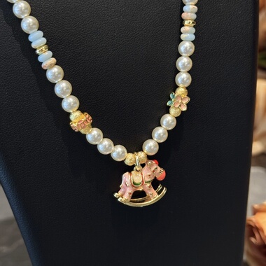 杨杨babytime 马上有钱 鎏金马卡龙摇摇木马珍珠串珠项链度假精致