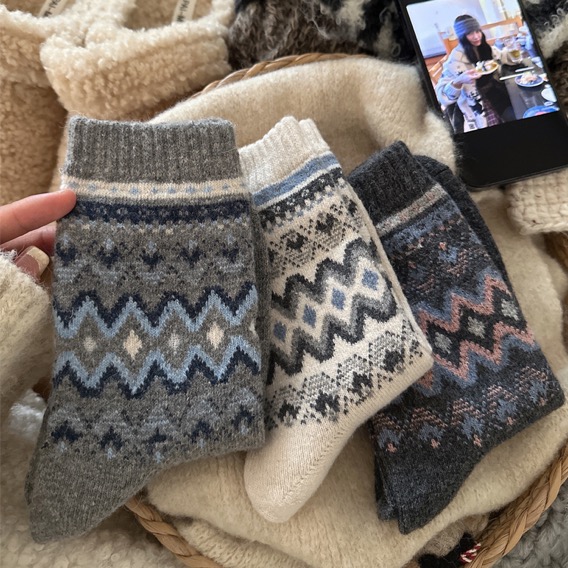 费尔岛菱格秋冬款中筒袜