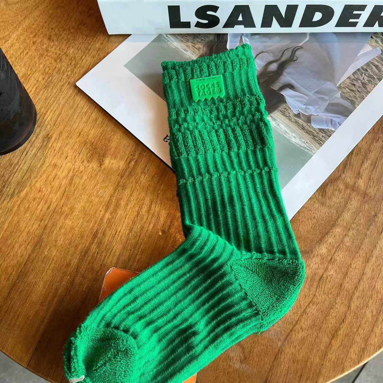 THE CLOTH LABEL IS A LARGE VERTICAL STRIP REVERSED BRUSHED PILED UP LAYERED EUROPEAN GOODS NET RED GREEN SOLID COLOR MEDIUM SOCKS AUTUMN AND WINTER