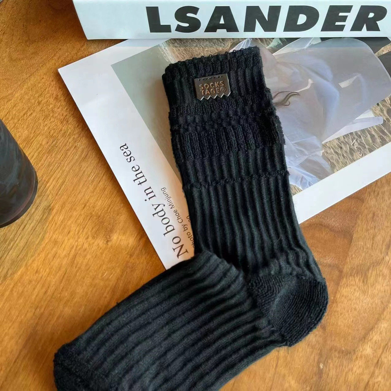 THE CLOTH LABEL IS A LARGE VERTICAL STRIP REVERSED BRUSHED PILED UP LAYERED EUROPEAN GOODS NET RED GREEN SOLID COLOR MEDIUM SOCKS AUTUMN AND WINTER