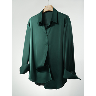 女 通勤百搭抗皱中性简约亮面衬衫 宽松版 复古墨绿仿醋酸缎面长袖