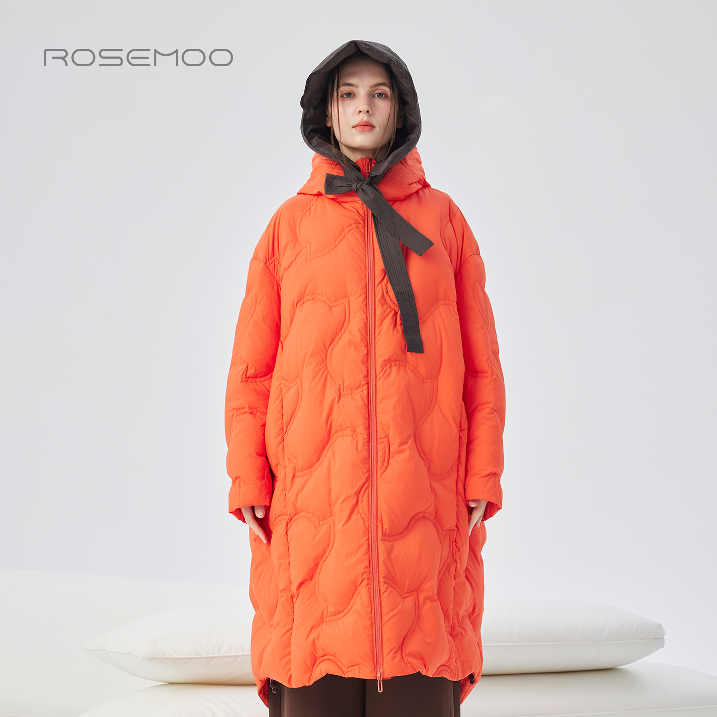 容子木ROSEMOO25冬商场同款轻暖舒适弧形压线羽绒服RSS4YP411D