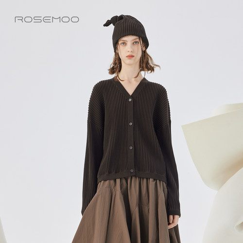 容子木ROSEMOO25秋【商场同款】肌理感系扣短款V领开衫RSS3NS336C
