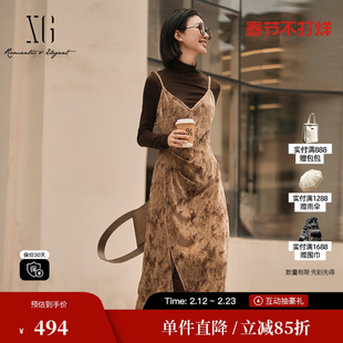 XG/雪歌XK404008B198拼色两件套连衣裙2025冬季新款开叉吊带裙女