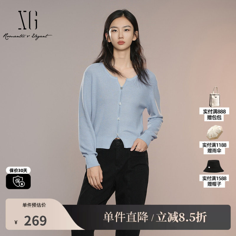 XG/雪歌XK311026A620 浅蓝色羊毛混纺圆领长袖针织衫直筒开衫女装