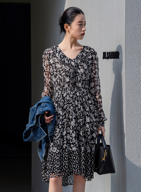 XG/雪歌XL104005B393 碎花长袖连衣裙V领荷叶边花版A字中裙伞裙女