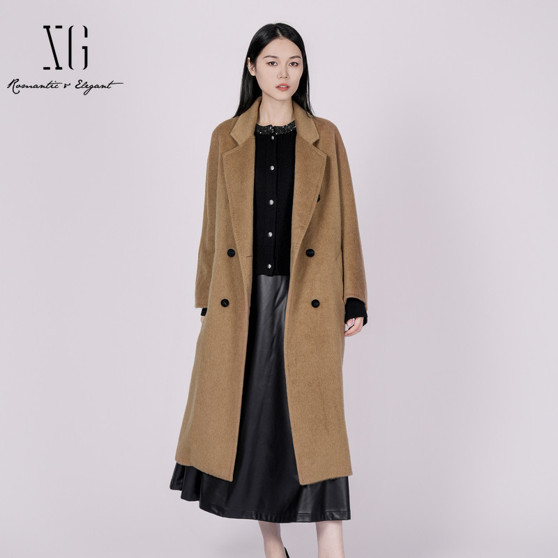 XG/雪歌 XK410060AZ09咖色骆驼绒混纺翻领双排扣毛呢外套长大衣女