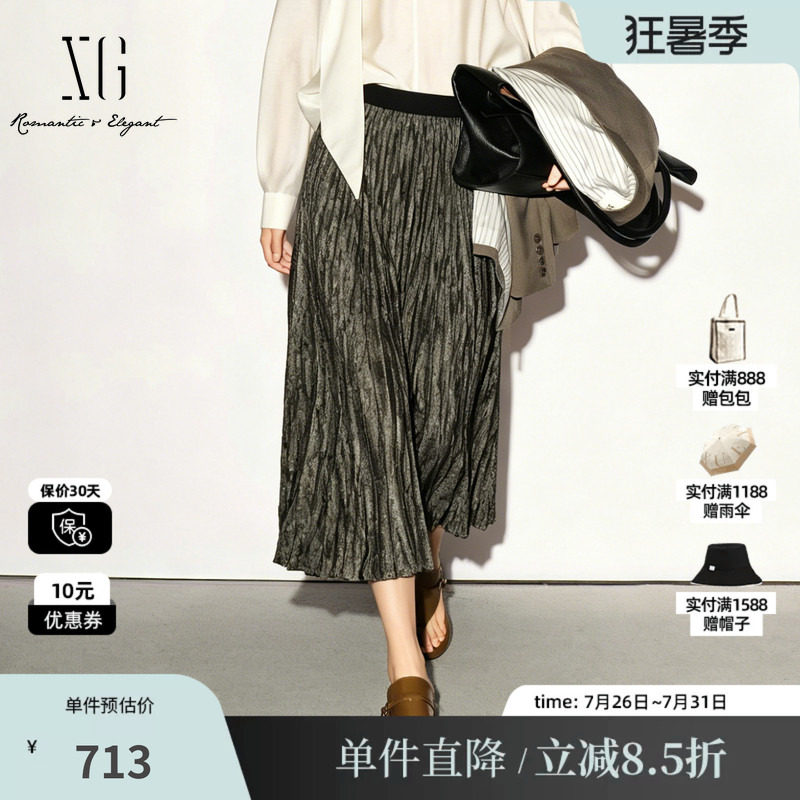 XG/雪歌 XL303015A485灰绿色亮丝弹力腰褶皱肌理半身裙直筒长裙女