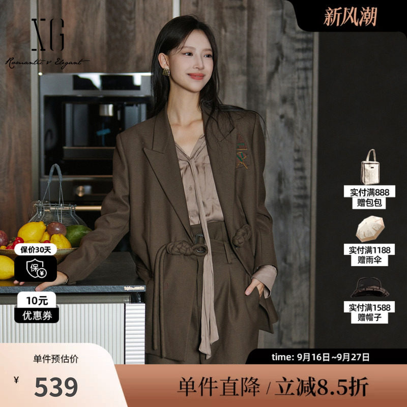XG/雪歌XJ407029A343 军绿色国风盘扣休闲西装羊毛混纺中长外套女