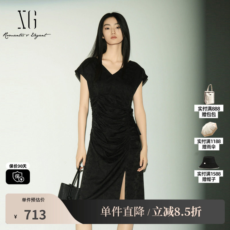 XG/雪歌XL204015A590黑色暗纹V领无袖连衣裙收腰捏褶开叉半裙女装