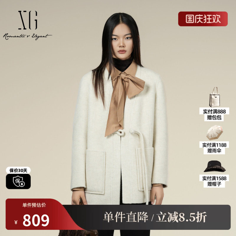XG/雪歌XK410022A391 米白色无领盘扣毛呢外套羊毛混纺长袖大衣女