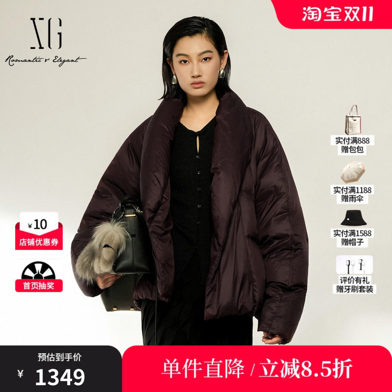 XG/雪歌 XL406040A415酒红色立领浴袍风短款直筒鸭绒羽绒服外套女