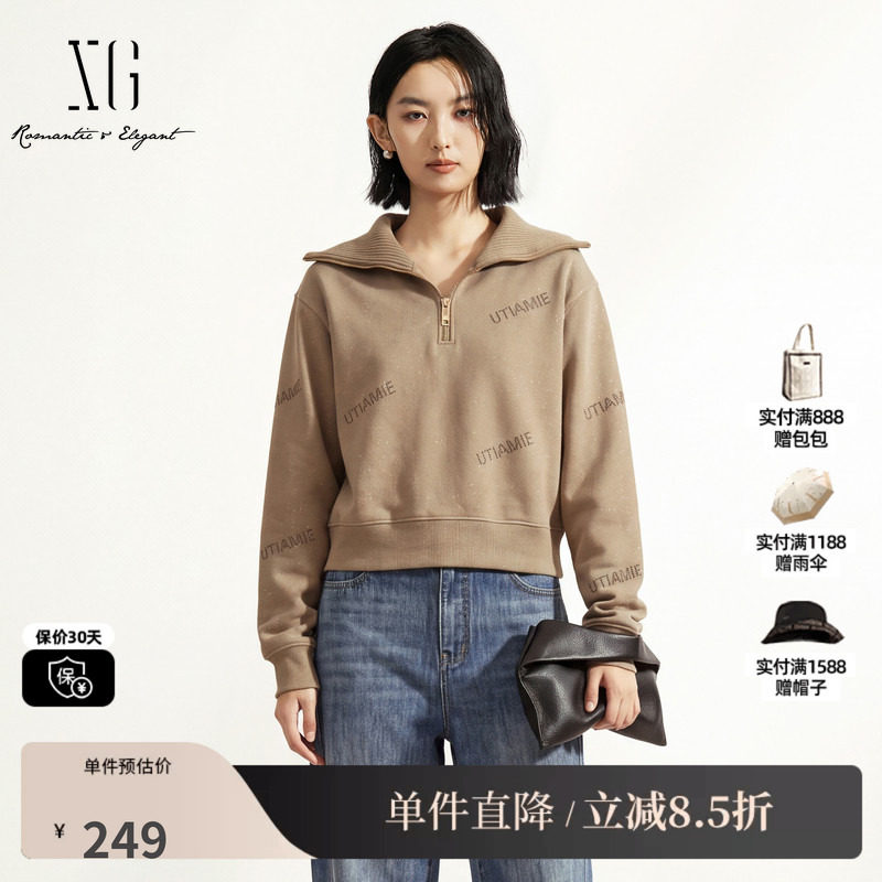 XG/雪歌 XK301684A809咖色字母印花针织翻领拼接长袖短款卫衣女装