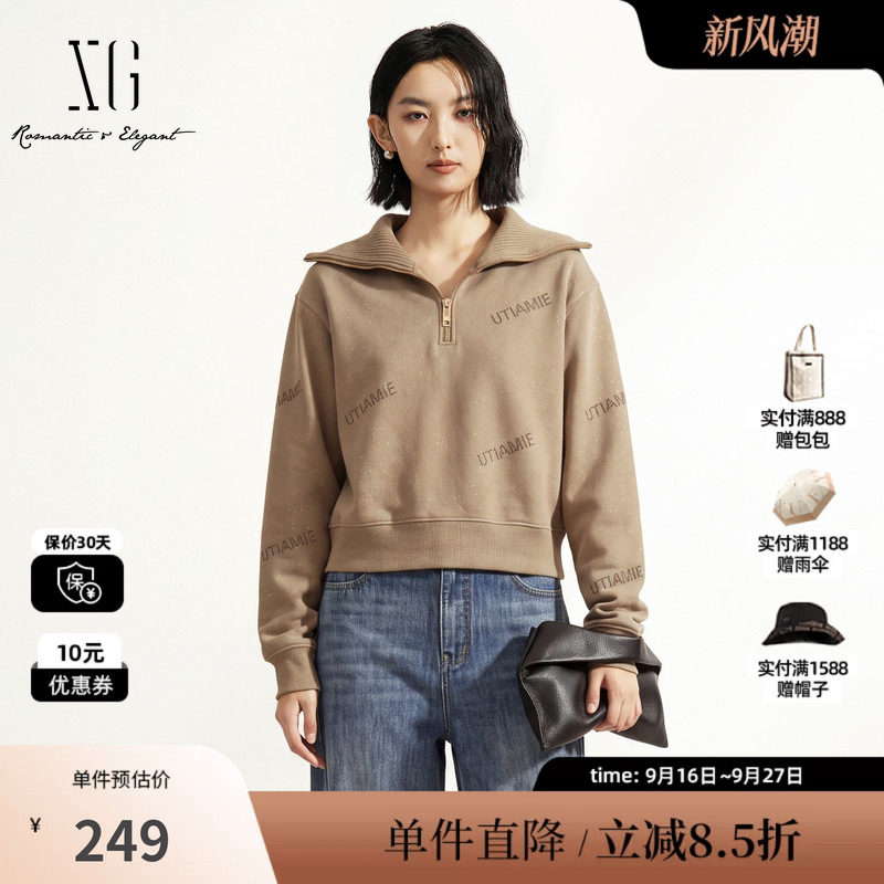 XG/雪歌 XK301684A809咖色字母印花针织翻领拼接长袖短款卫衣女装