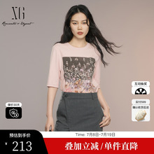 XG/雪歌XK301012A316浅粉色短袖T恤2025秋季新款花卉印花上衣女装