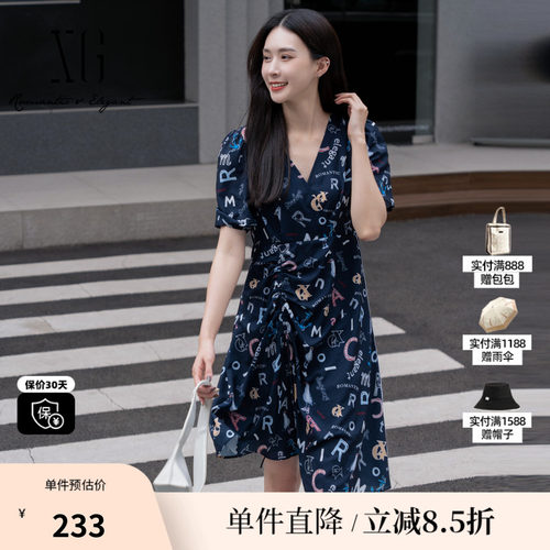 XG/雪歌XJ204067B997字母印花短袖连衣裙时尚夏季新款抽褶短裙女