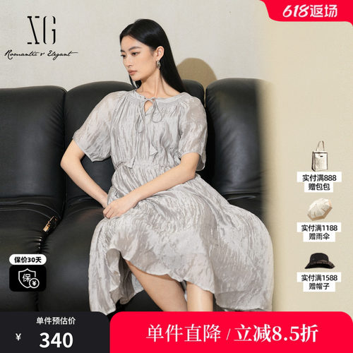 XG/雪歌XL204852A860 灰色圆领绑带高腰短袖连衣裙肌理光泽长裙女