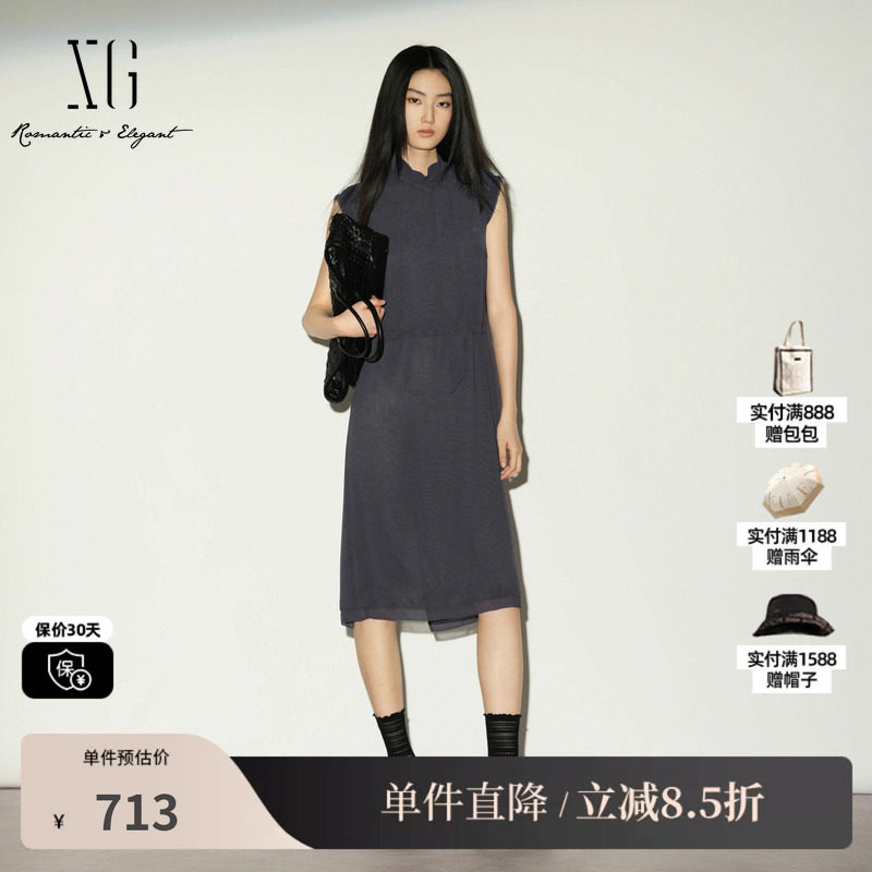 XG/雪歌 XL204038A484灰色半高立领无袖连衣裙飘带直筒开叉中裙女