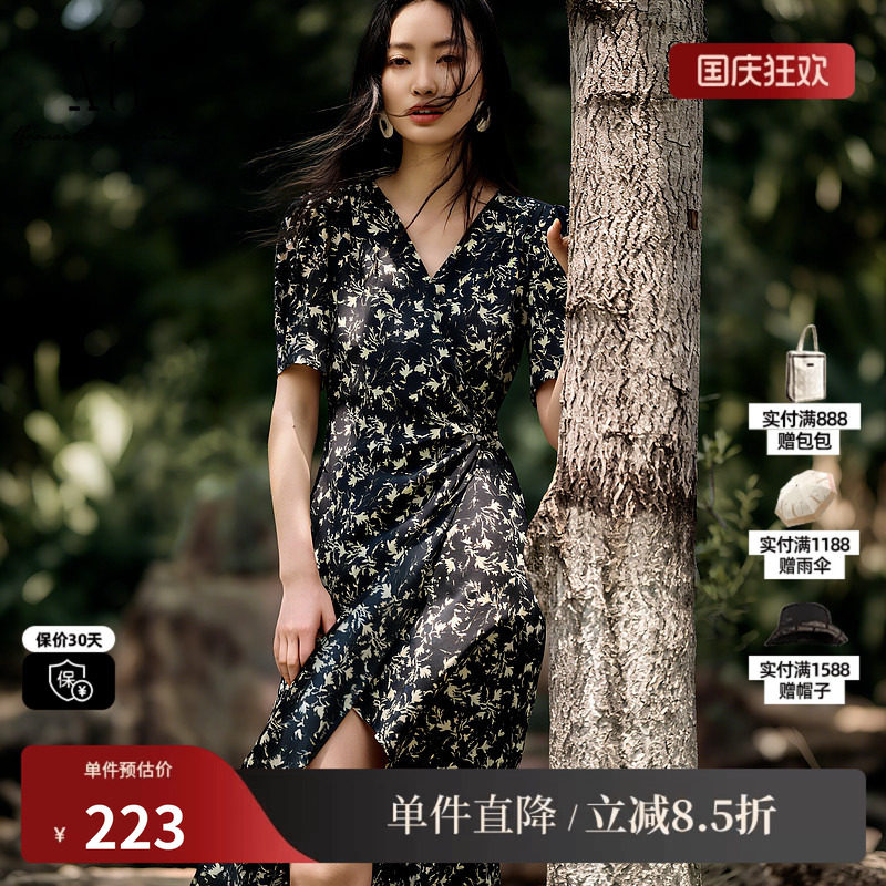 XG/雪歌XL204549B806黑色花版V领短袖连衣裙收腰直筒开叉中长裙女