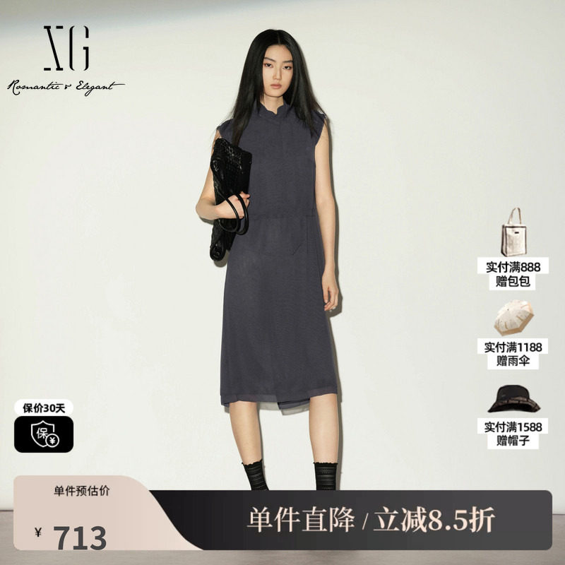 XG/雪歌 XL204038A484灰色半高立领无袖连衣裙飘带直筒开叉中裙女