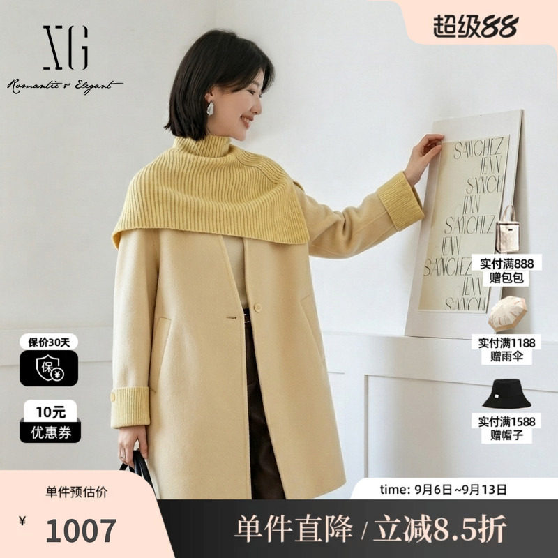 XG/雪歌 XK410796A830黄色羊毛混纺拼接无领毛呢大衣围脖两件套女