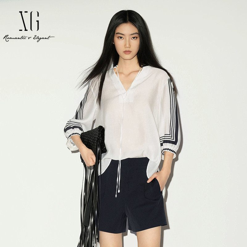 XG/雪歌XL221039B351白色莱赛尔V领中袖衬衫镂空绑带印花上衣女装