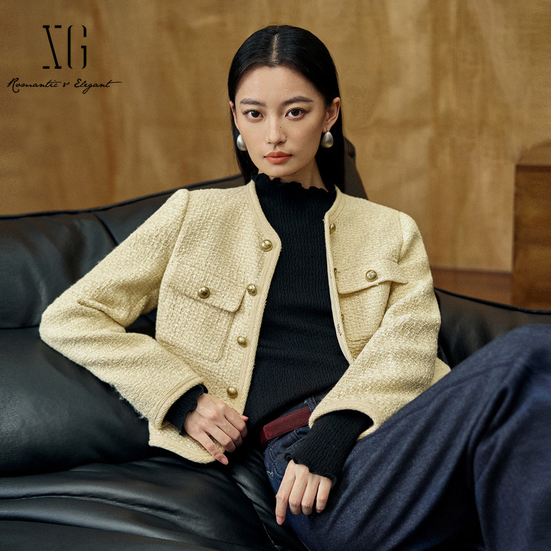 XG/雪歌 XK407003A130浅黄色小香编织圆领短款毛呢外套西装大衣女