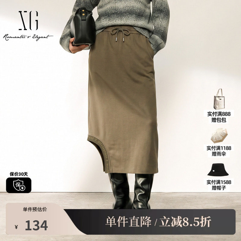 XG/雪歌 XJ403789A843军绿色棉感松紧腰直筒半身裙字母休闲中裙女