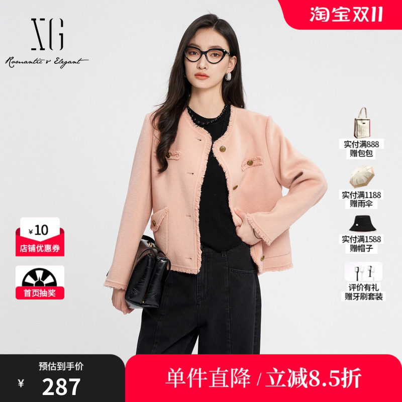 XG/雪歌XK410842A808 粉色纯羊毛小香风大衣毛边圆领直筒短外套女