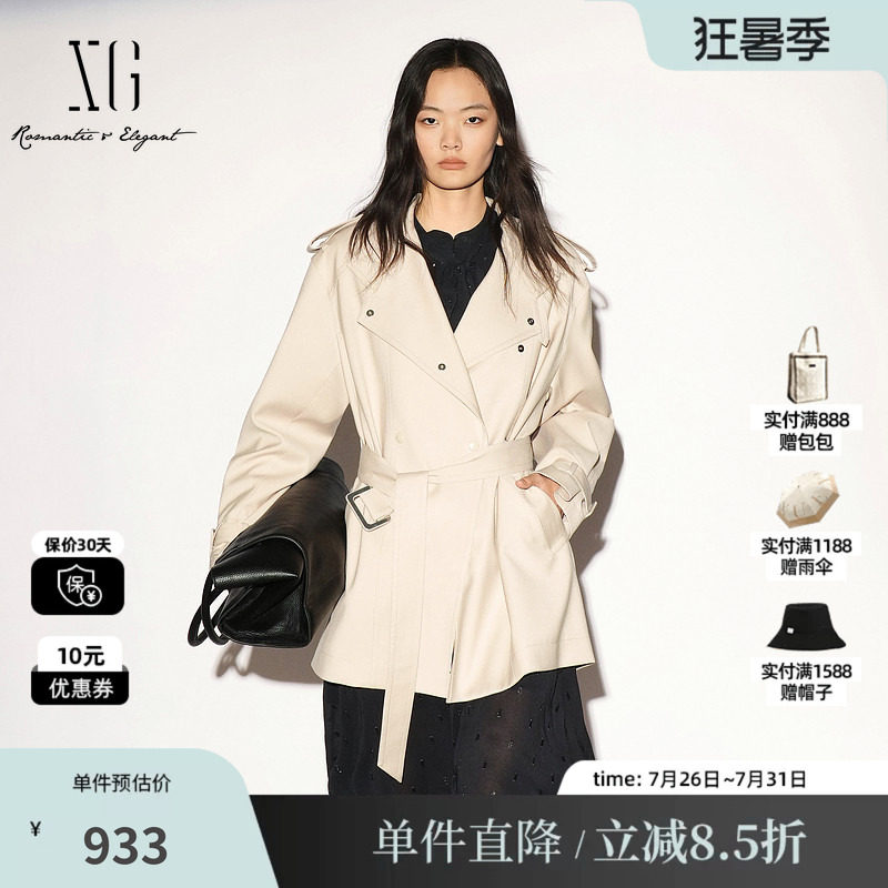 XG/雪歌 XL308003A460浅米色立领一手长双排扣风衣外套直筒腰带女