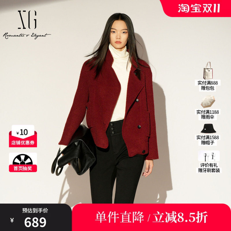 XG/雪歌 XK410002A415酒红色羊毛混纺立领不规则毛衣外套短大衣女