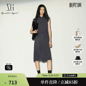 XG/雪歌 XL204038A484灰色半高立领无袖连衣裙飘带直筒开叉中裙女