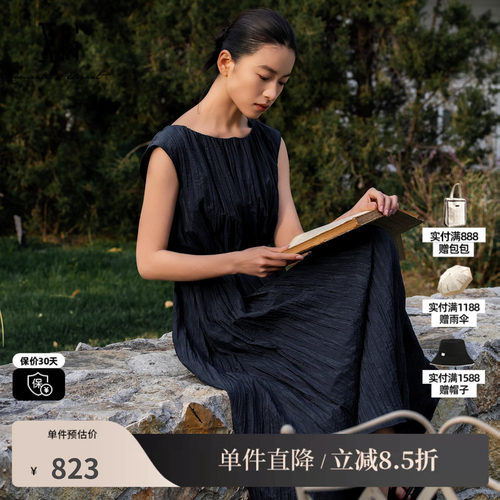 XG/雪歌XL204037A628藏青色圆领无袖连衣裙肌理配腰带A字中长裙女