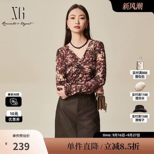 XG/雪歌XK401019B393褶皱花版长袖T恤2025冬季新款修身V领上衣女