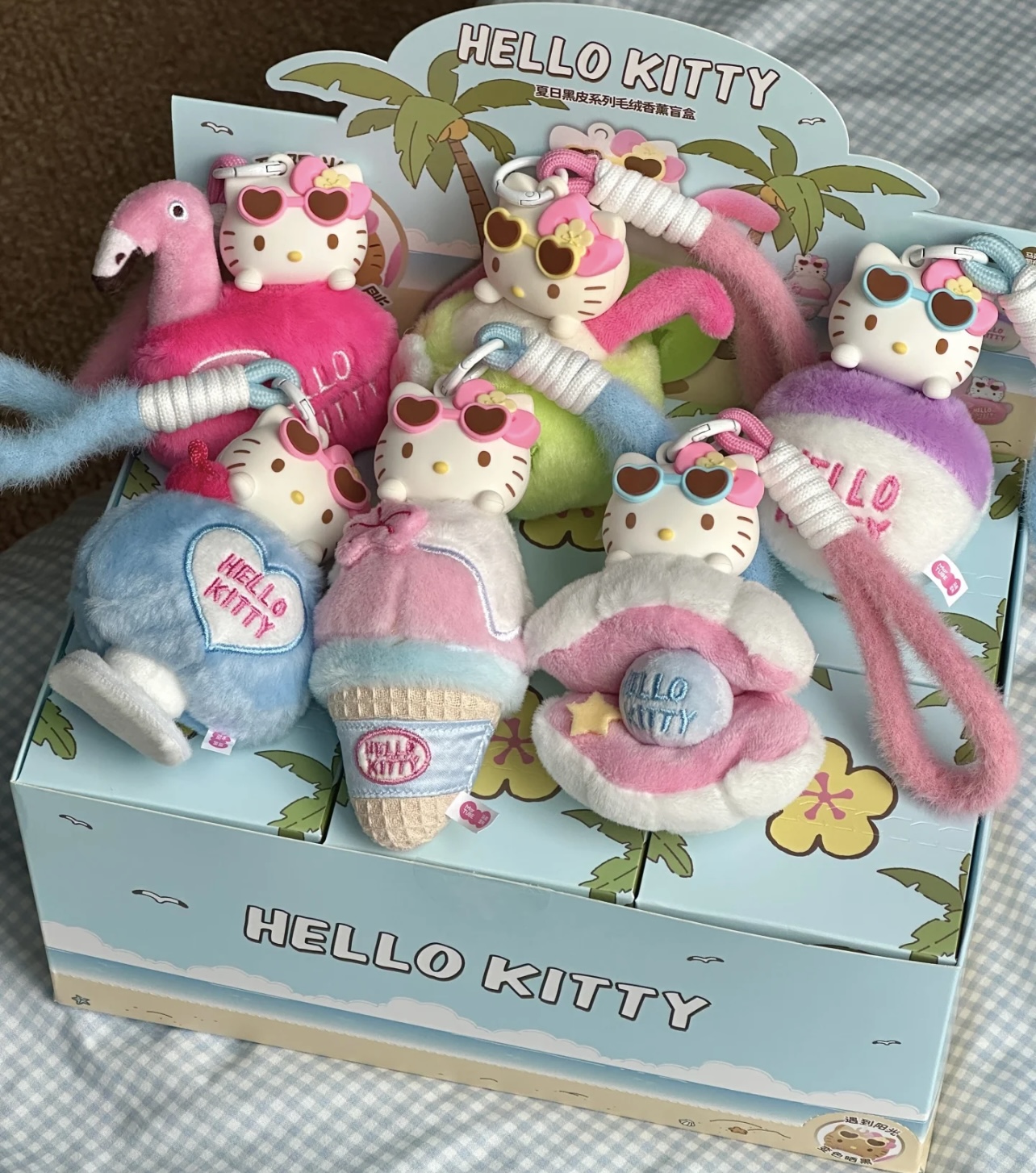 现货包邮hellokitty凯蒂猫夏日黑皮系列毛绒香薰变色盲盒挂件礼物