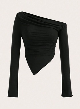 A long sleeved shirt with slanted shoulders 一字斜肩长袖上衣
