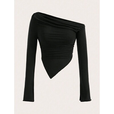 A long sleeved shirt with slanted shoulders 一字斜肩长袖上衣