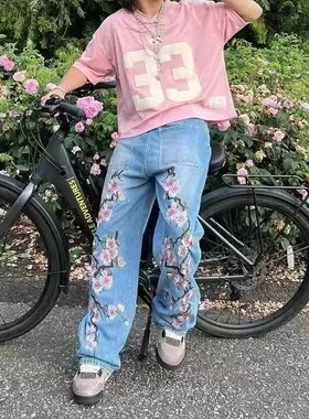 粉色花朵印花 街头直筒牛仔裤Flower-printed straight-leg jeans