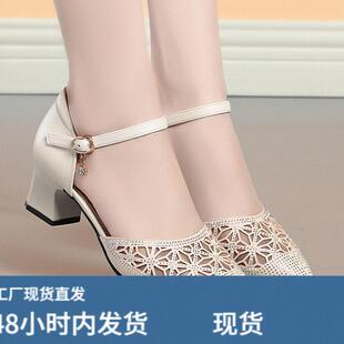 夏季女士凉鞋一字扣中跟时尚舒适包头凉鞋中年尖头粗跟高跟妈妈