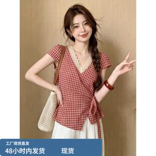 港风穿搭红色V领格子短袖衬衫女夏巨好看蕾丝边衬衫收腰短款上衣
