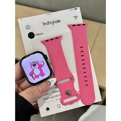 适用苹果iwatchS11表带硅胶玫红草莓熊applewatchs10卡通S9印花