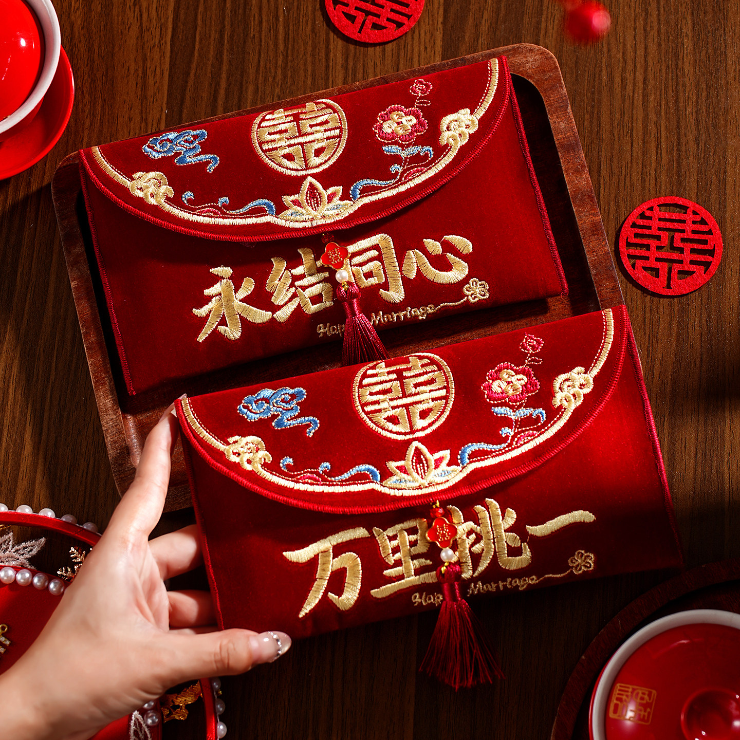 婚礼刺绣喜字绒面万元红包图片