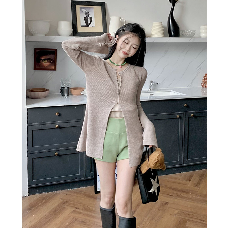 GENTLE WIND SOFT GLUTINOUS KNITTED CARDIGAN WOMENS AUTUMN NEW KOREAN VERSION OF THE DESIGN SENSE SLIT LONG-SLEEVED TOP SUSPENDERS TWO-PIECE SET