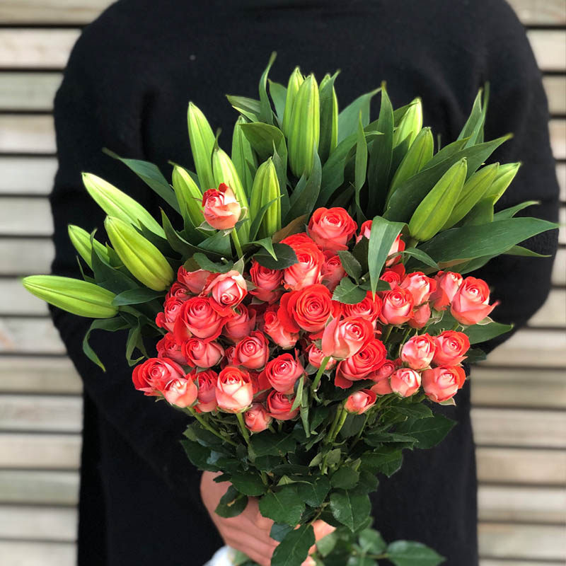 云南基地直发鲜花多头玫瑰蔷薇百合混搭花束批发泡泡速递家用水养