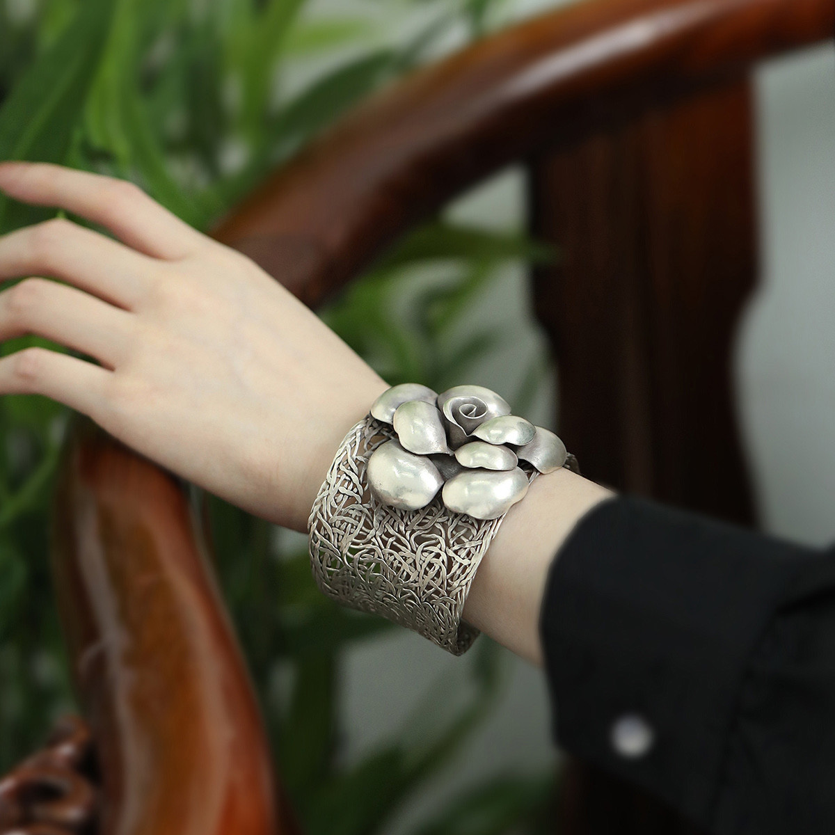 925银花朵宽面镂空开口手镯女轻奢小众复古百搭实心手镯小众设计