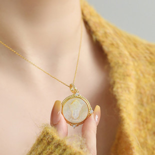 925银雕刻金色贝壳圆牌卡梅奥吊坠女项链2025年轻奢小众复古风