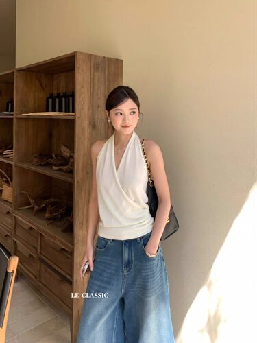 E念639夏季V领挂脖吊带t恤女交叉皱褶无袖设计感修身显瘦上衣2026